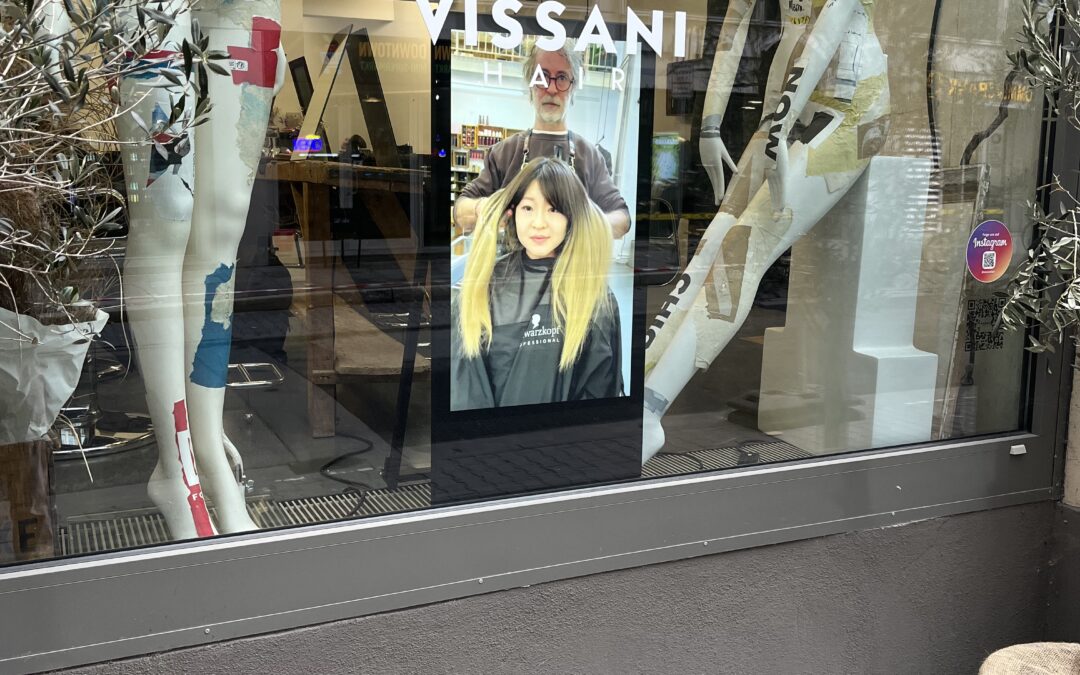 32″ INDOOR LCD DIGITAL SIGNAGE